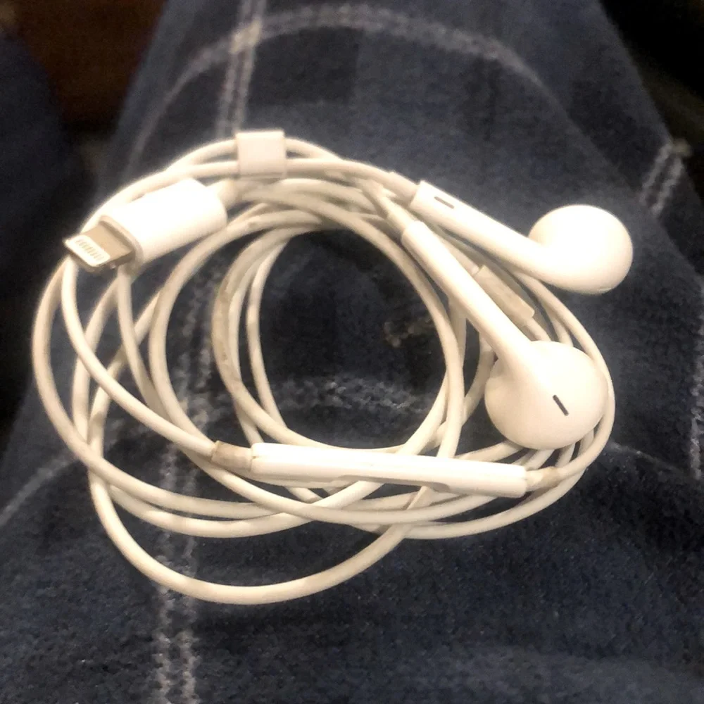 Apple EarPods - Earphone / Headphones with Apple Lightening Cable